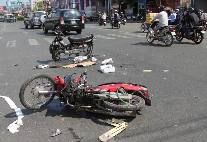 Chở thuốc lá lậu, gây tai nạn giao thông - ảnh 1